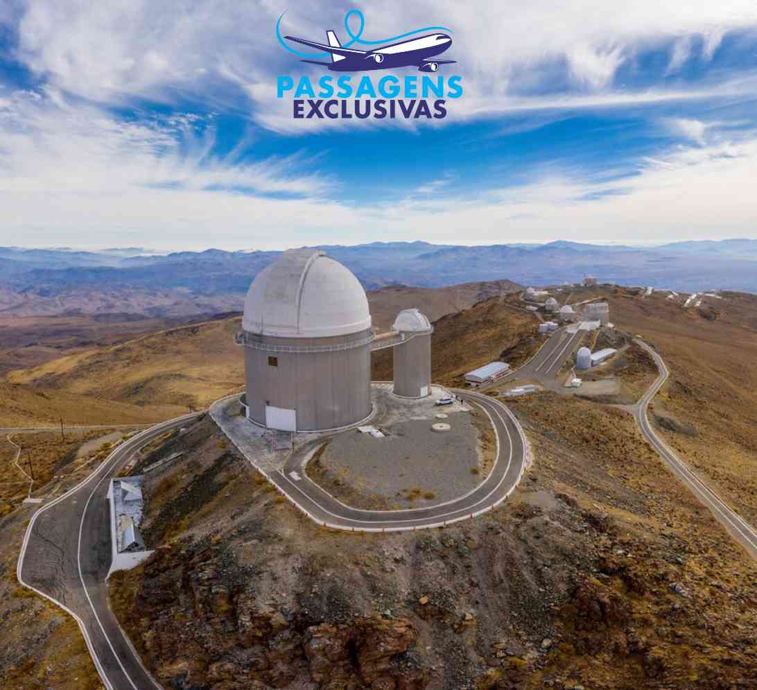 Observatório La Silla (ESO), no Chile, com as cúpulas dos telescópios sobre o deserto